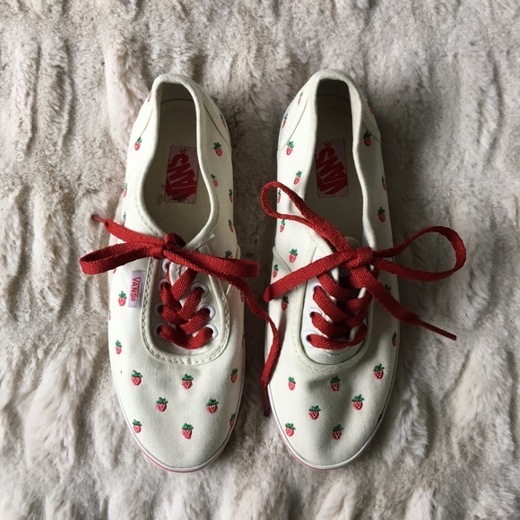 Vans Shoes - NWOT Rare Vans Cedar with Embroidered Strawberries